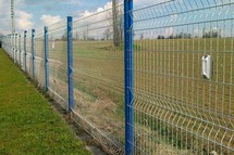 03 - FLA na drátěném plotě B